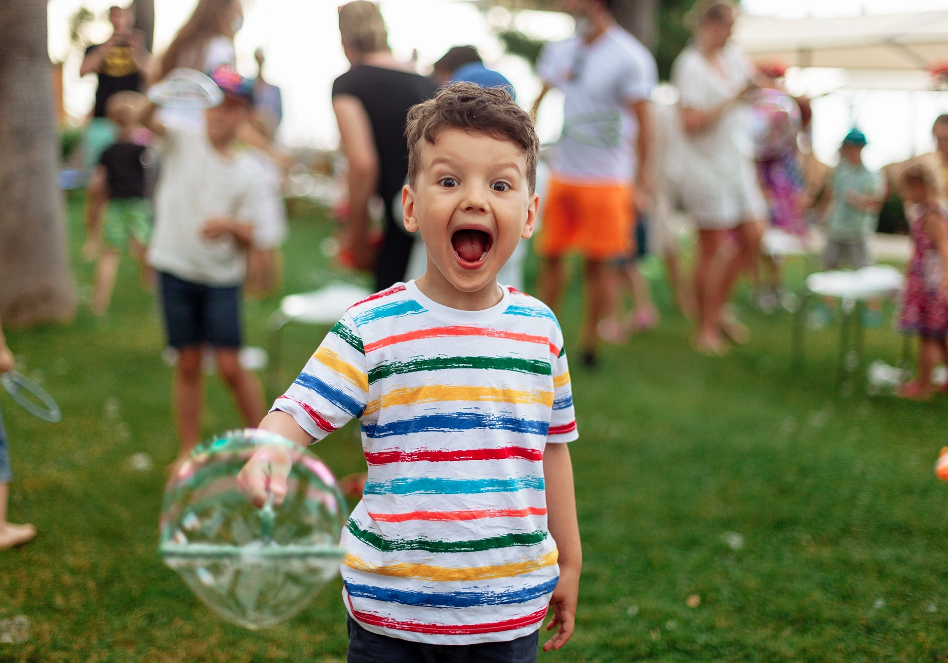 Kind mit Seifenblasen